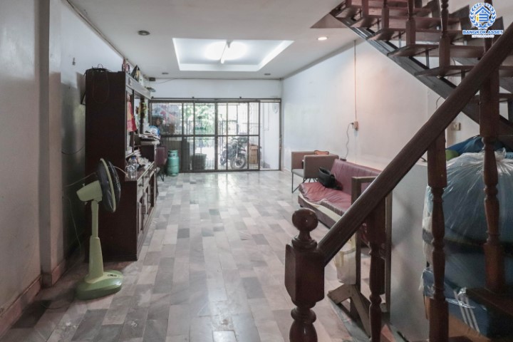 *****ทาวน์เฮ้าส์มือสองย่านนนทบุรี ม.ประยูรทอง วัชรพล บนเนื้อที่ 22 ตร.ว. ฟังก์ชัน 3 ห้องนอน 2 ห้องน้ำ 1 ที่จอดรถ บ้านหันทิศตะวันออก บนทำเลศักยภาพ เชื่อมต่อถ.รามอินทรา, ถ.สุขาภิบาล 5 ใกล้แฟชั่นไอส์แลนด์ และรถไฟฟ้าสายสีชมพู "สถานีแคราย-มีนบุรี"